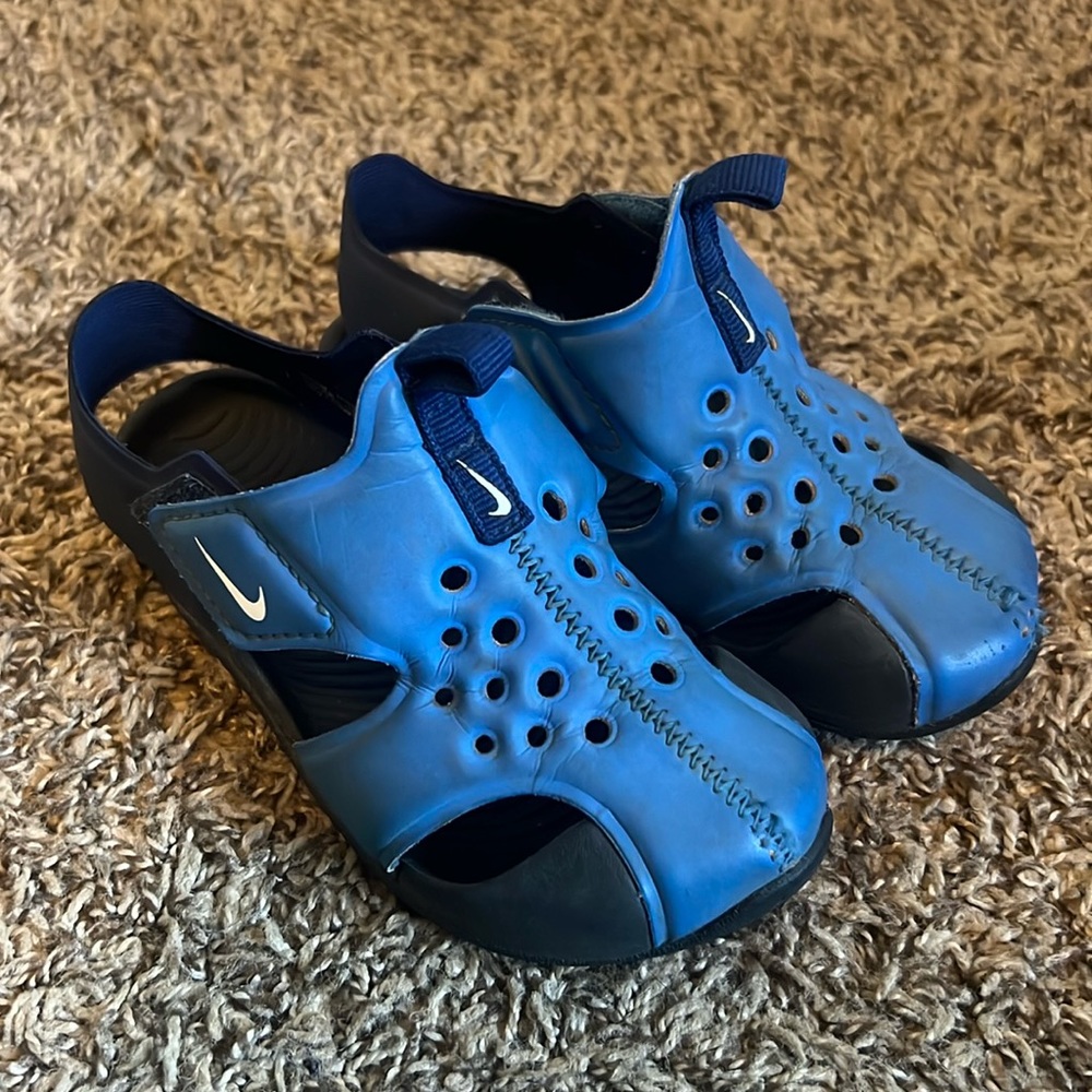 Nike sandals size 8 GUC